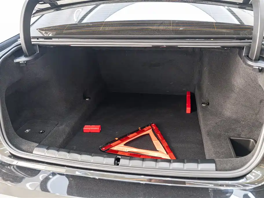 BMW 7 Series 2023 Model 735Li M Sport Package фото 9