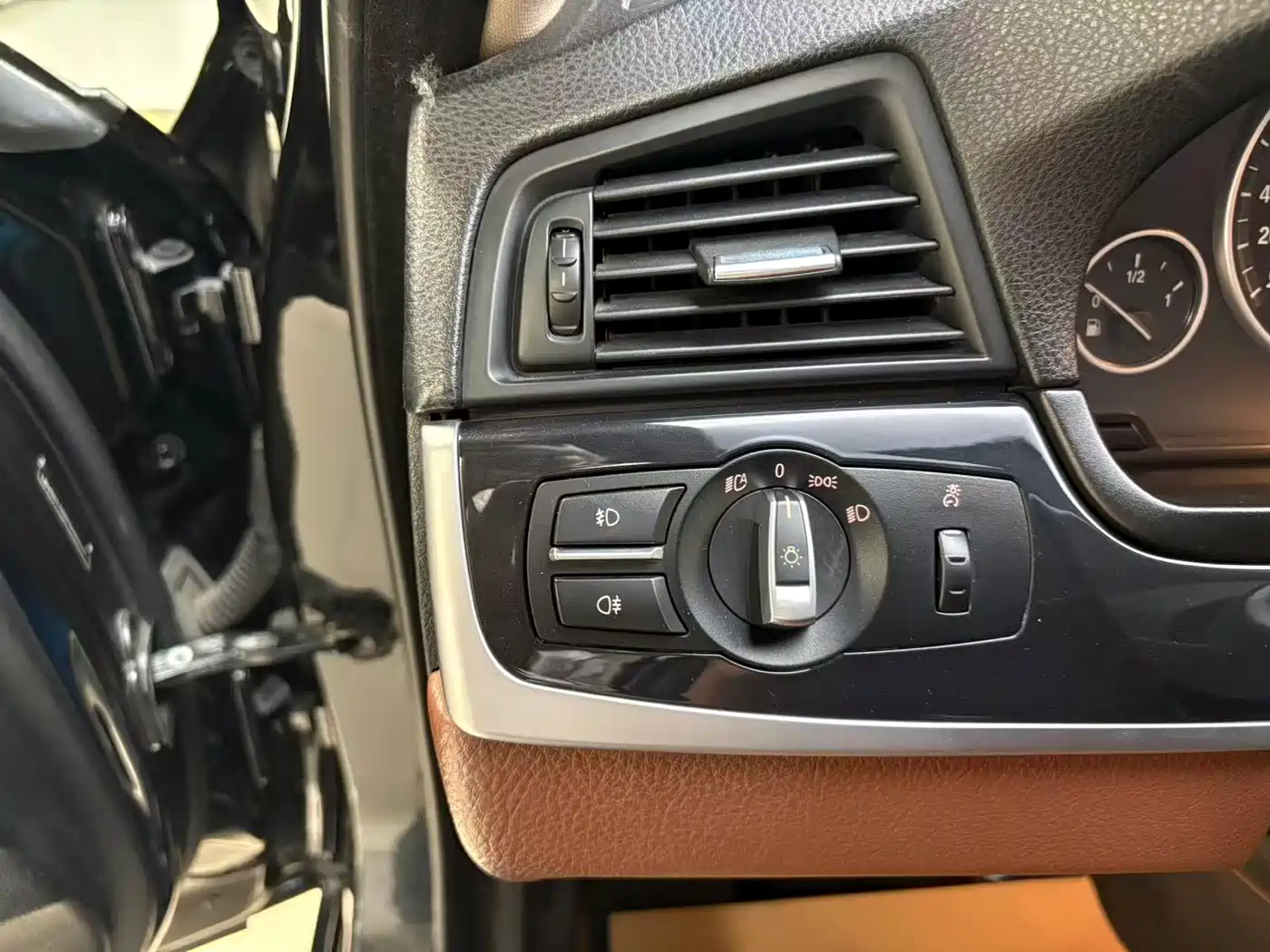 BMW 5 Series 2014 520Li Elegance фото 9