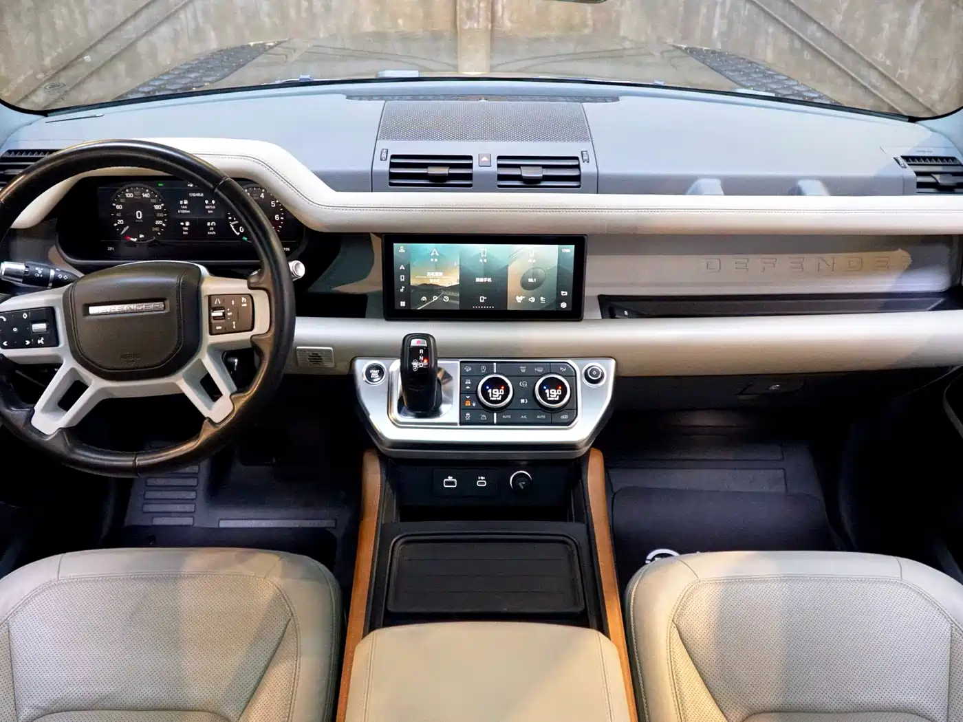 Land Rover Defender 2020 Model 110 P400 HSE фото 12