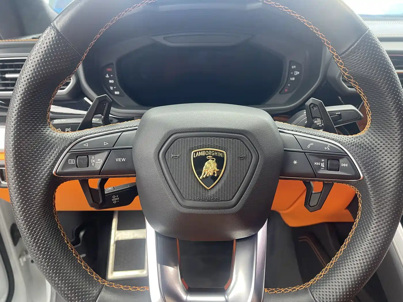 LAMBORGHINI URUS