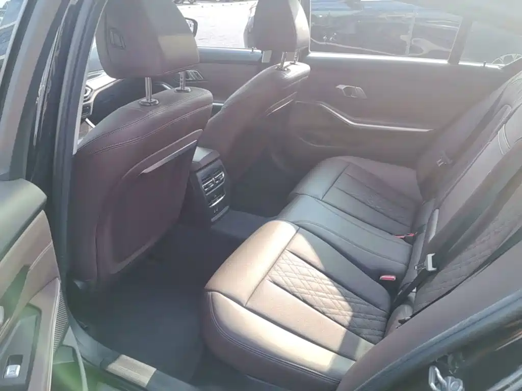 Photo 22 - BMW 3 Series