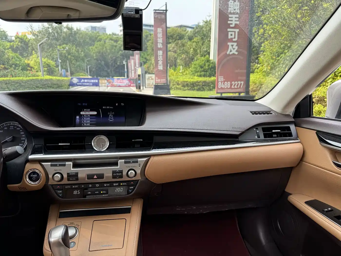 Фото 13 - Lexus ES