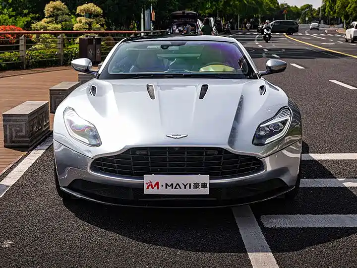 Aston Martin DB11 2016 5.2T Launch Edition фото 8