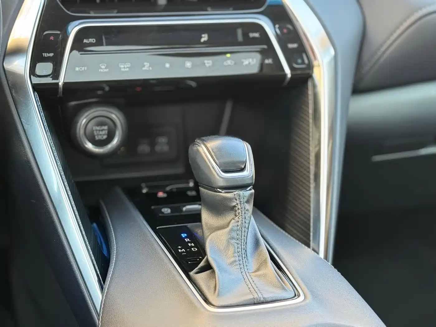 Toyota Venza 2023 2.0L CVT FWD Premium фото 17