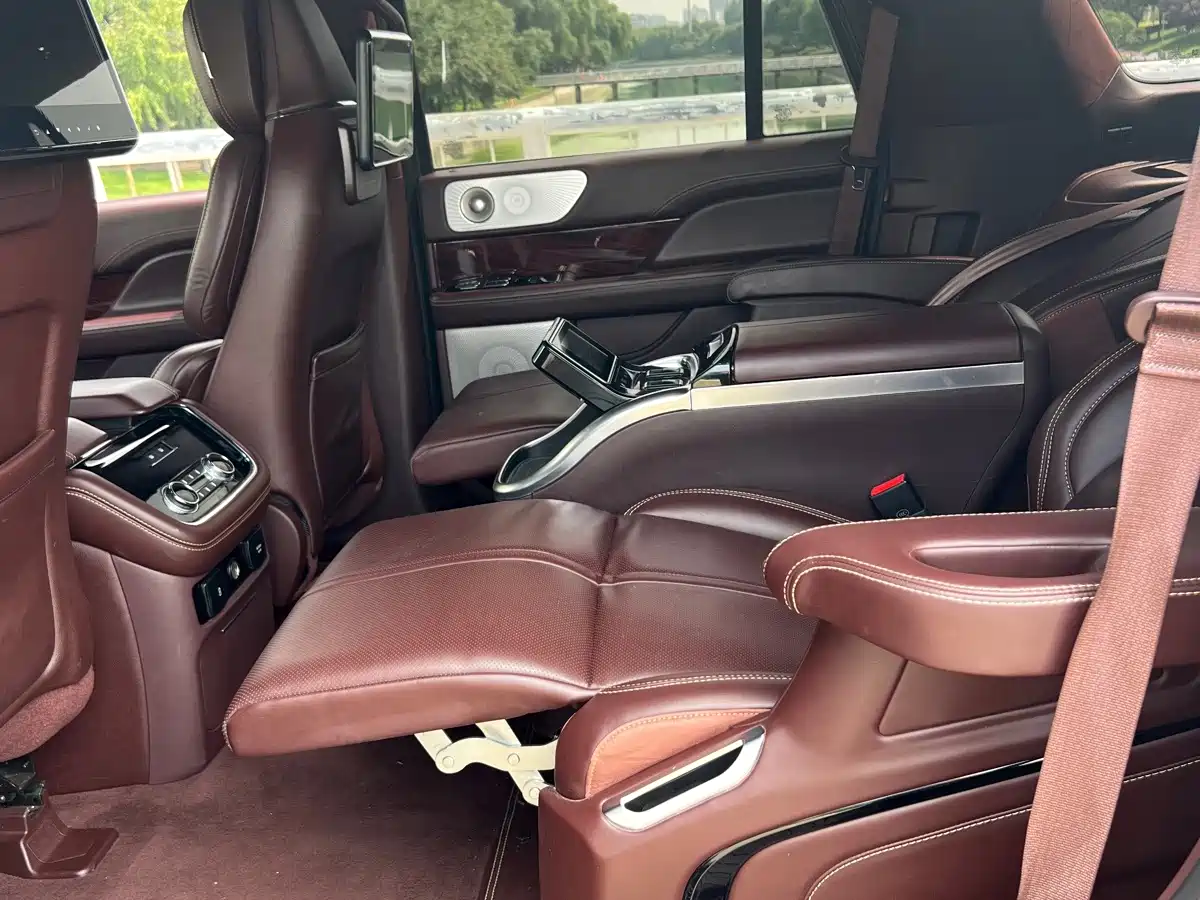 Фото 9 - Lincoln Navigator