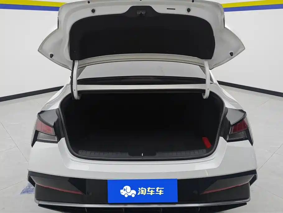 Hyundai Elantra 2023 1.5L CVT GLX Elite Edition фото 4