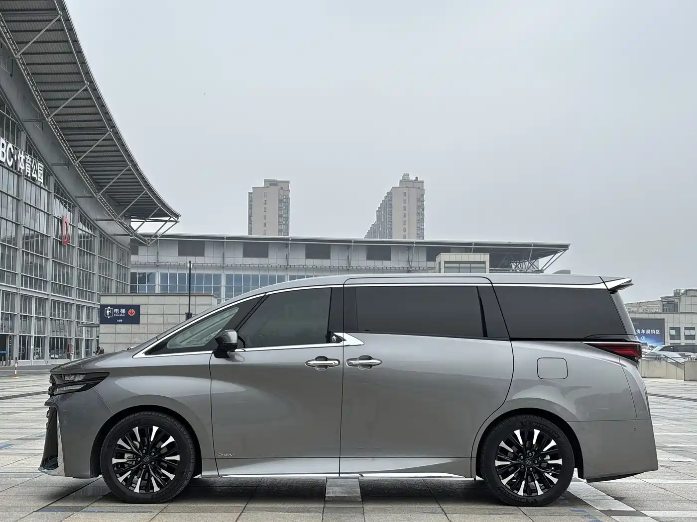 Toyota Vellfire 2024 Crown Hybrid 2.5L Executive Premium Edition фото 4