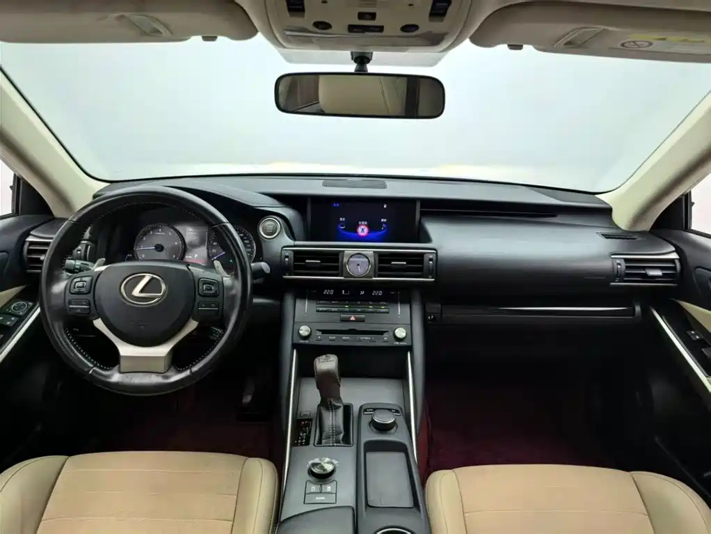 Lexus IS 2015 200t Leading Edition фото 4