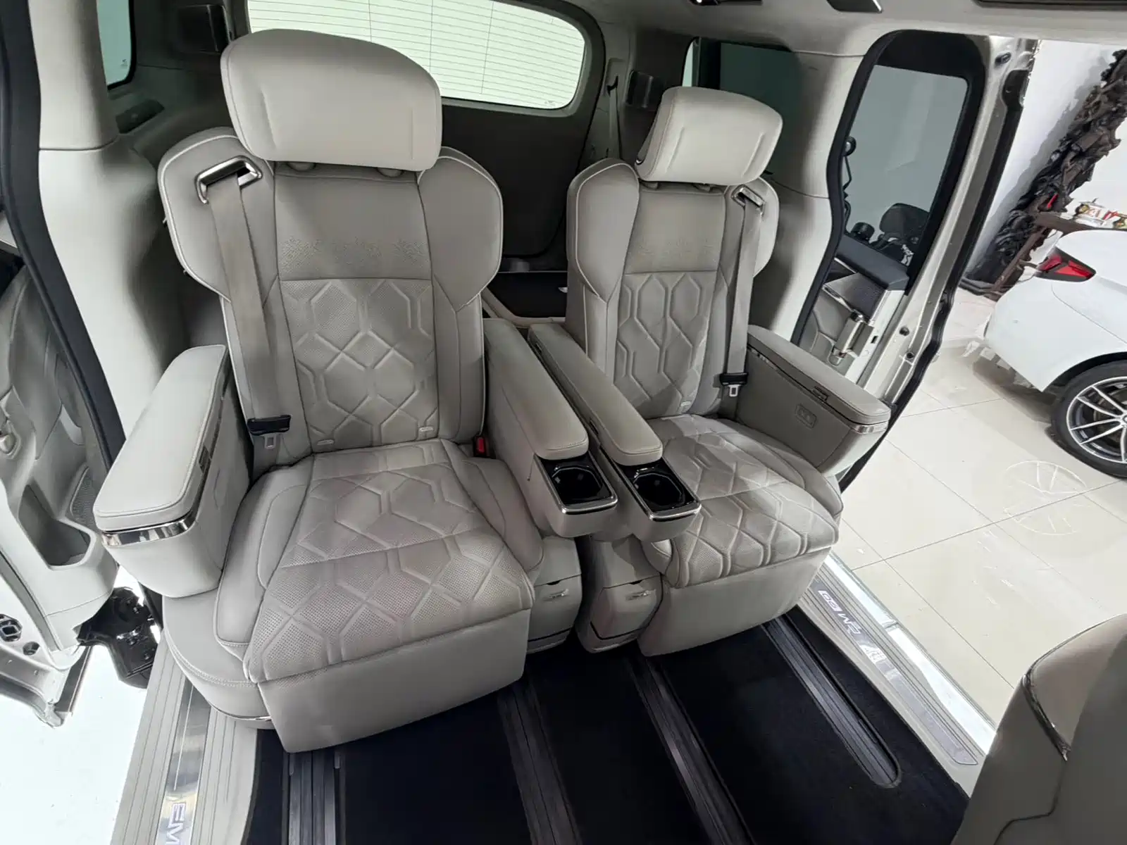 Фото 16 - Volvo EM90