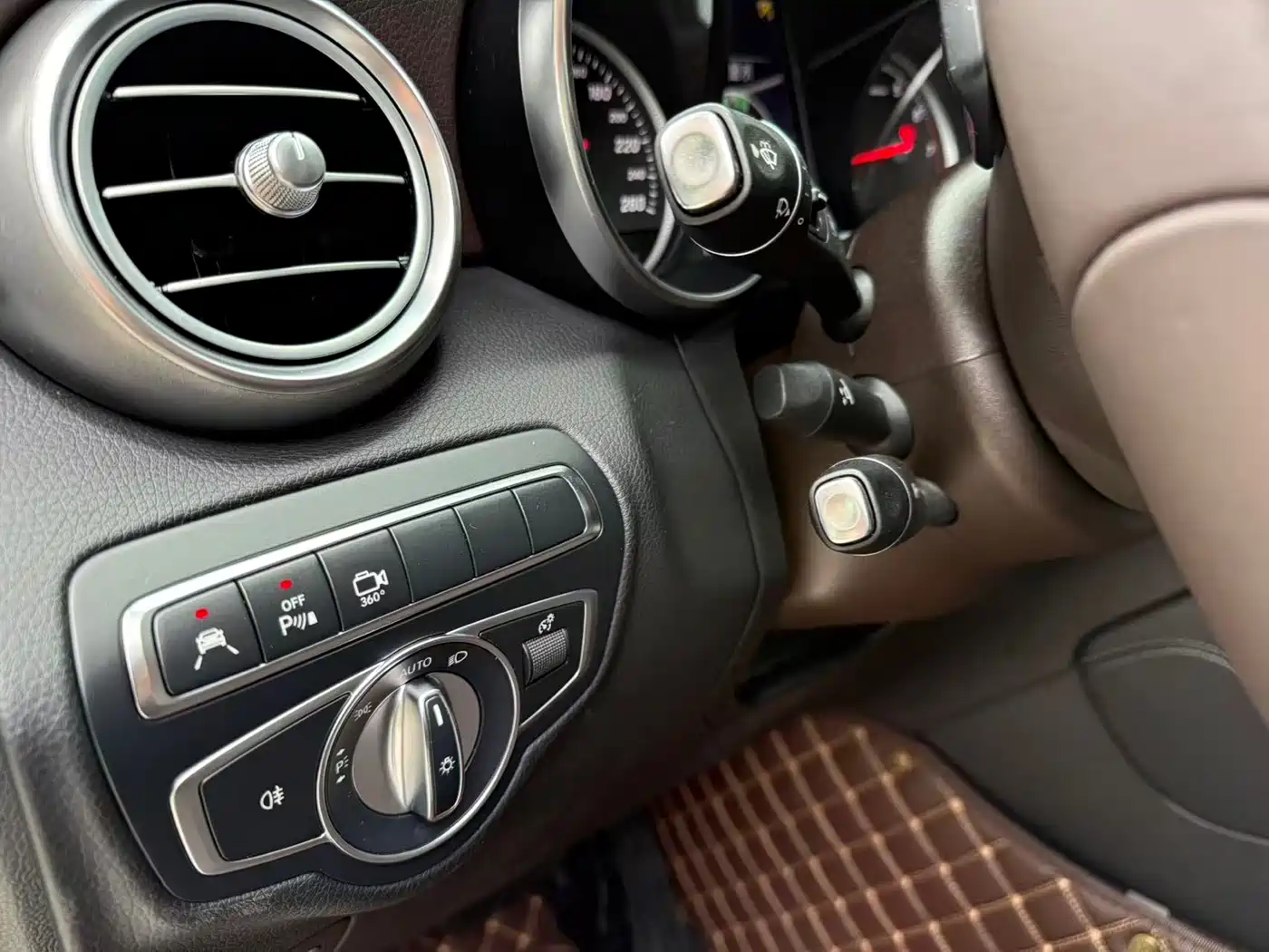 Mercedes-Benz GLC 2017 GLC 300 4MATIC Luxury фото 11