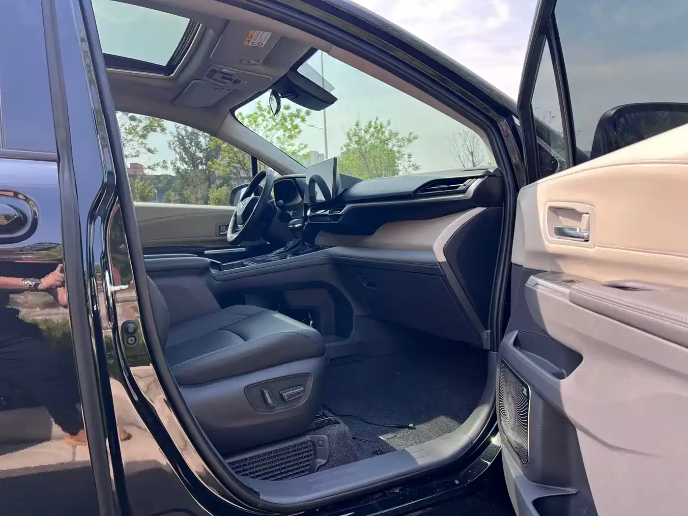 Toyota Sienna 2023 2.5L Hybrid Premium Edition фото 9