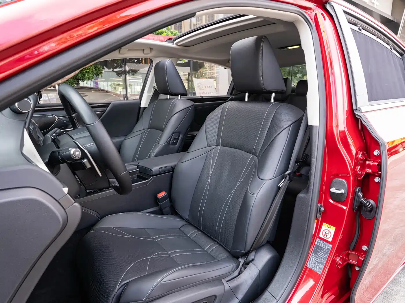 Photo 11 - Lexus ES