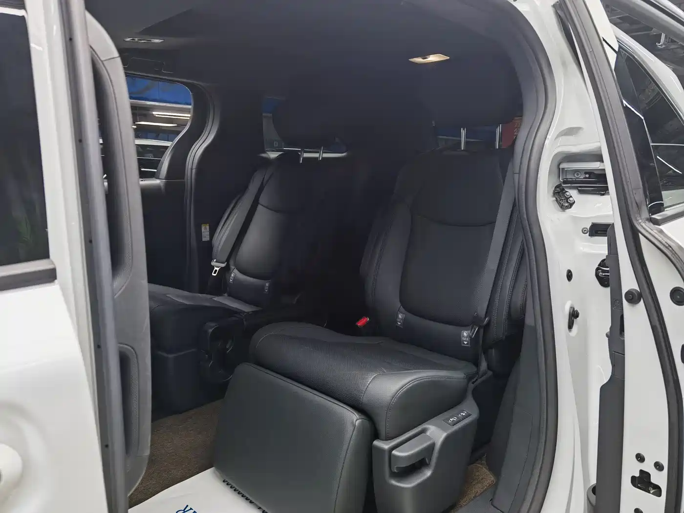 Toyota Sienna 2023 2.5L Hybrid Premium Edition фото 10