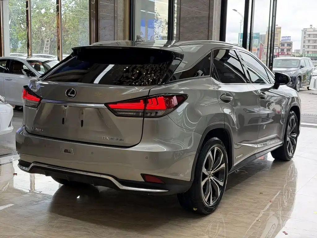 Фото 4 - Lexus RX