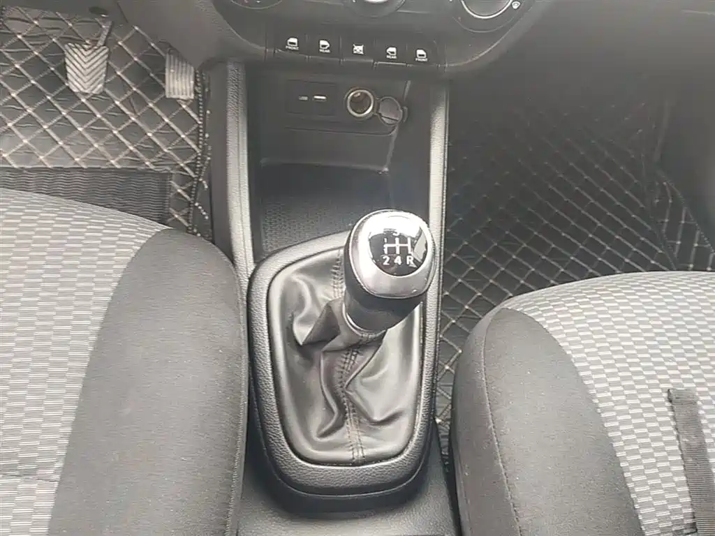 Hyundai Verna 2017 1.4L Manual Color Sunroof Edition (China V) фото 14