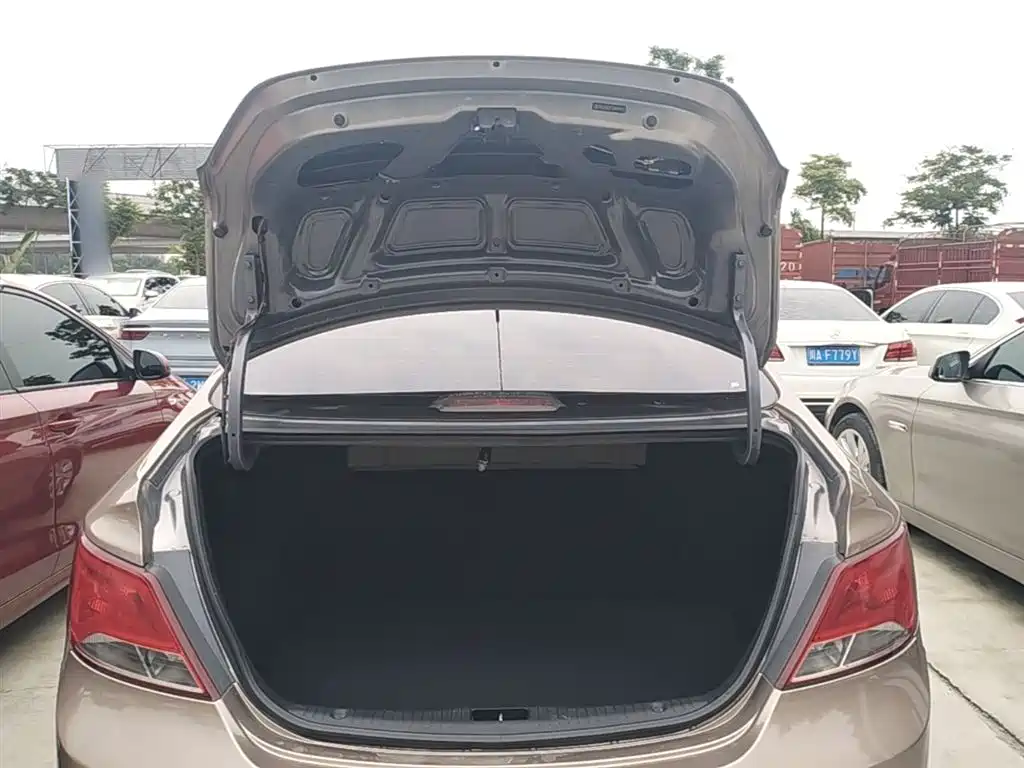 Hyundai Verna 2014 1.4L Manual Smart GLS фото 19