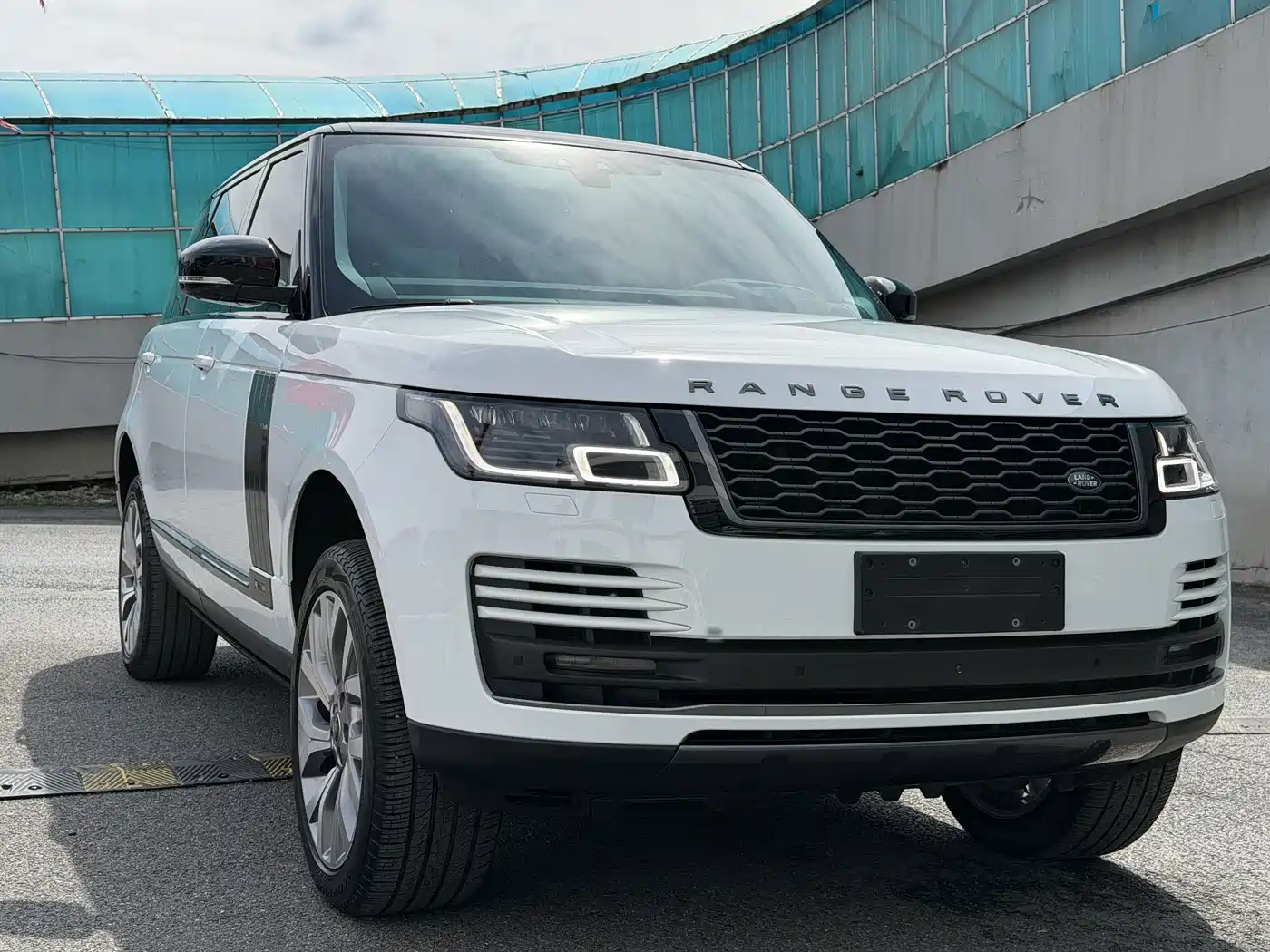 Land Rover Range Rover 2022 3.0 L6 400PS Heritage Extended Classic Edition фото 3