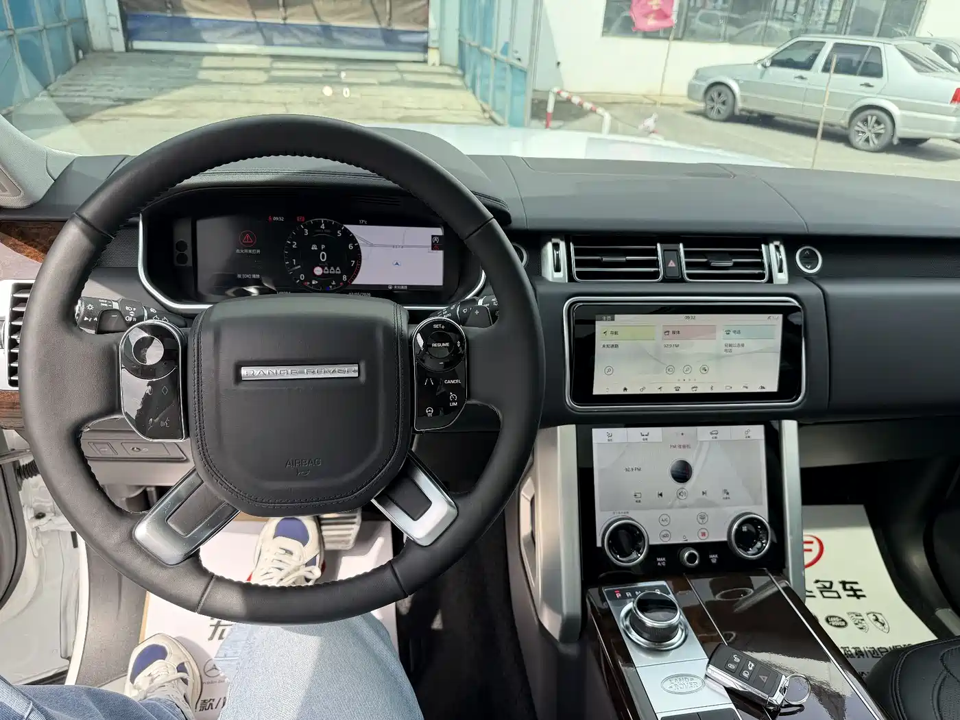 Land Rover Range Rover 2022 3.0 L6 400PS Heritage Extended Classic Edition фото 14