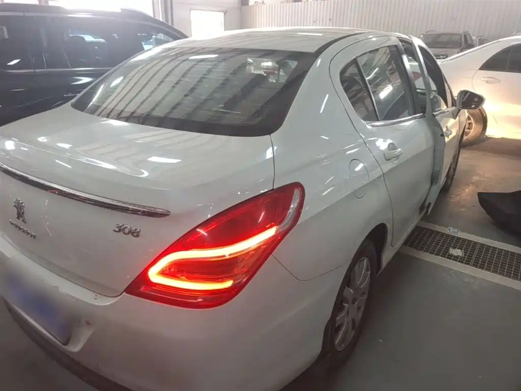 Peugeot 308 2014 Model Joy Edition Classic 1.6L Automatic Superior Style фото 7
