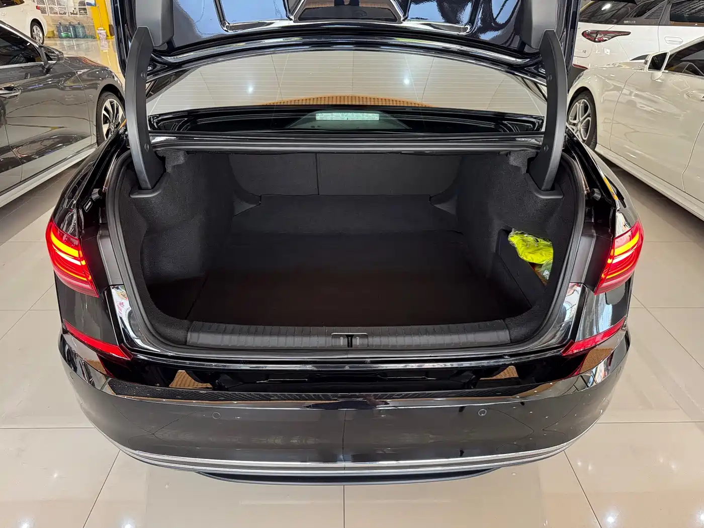 Volkswagen Passat 2022 330TSI Luxury Edition фото 16