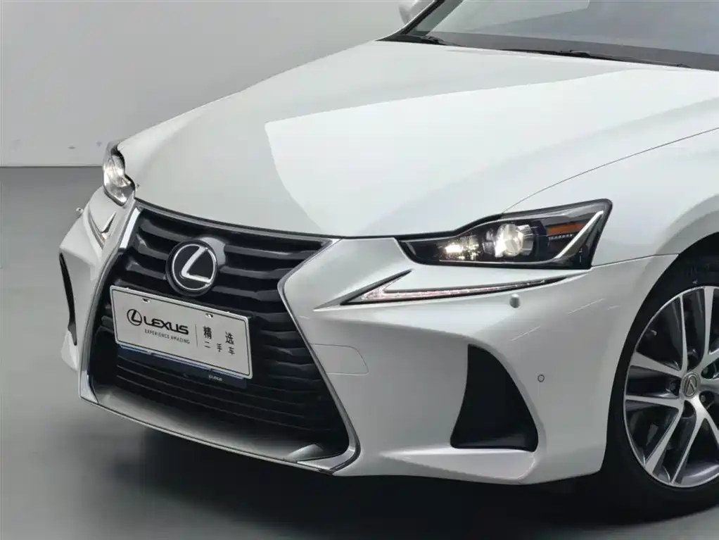 Lexus IS 2015 200t Leading Edition фото 14