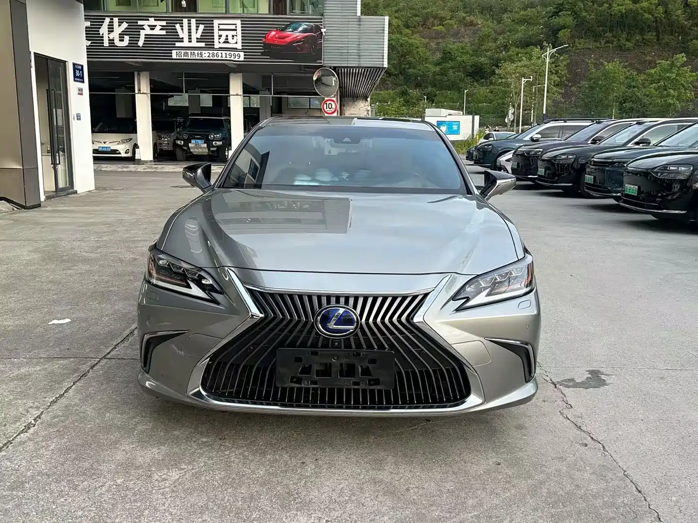 Photo 2 - Lexus ES