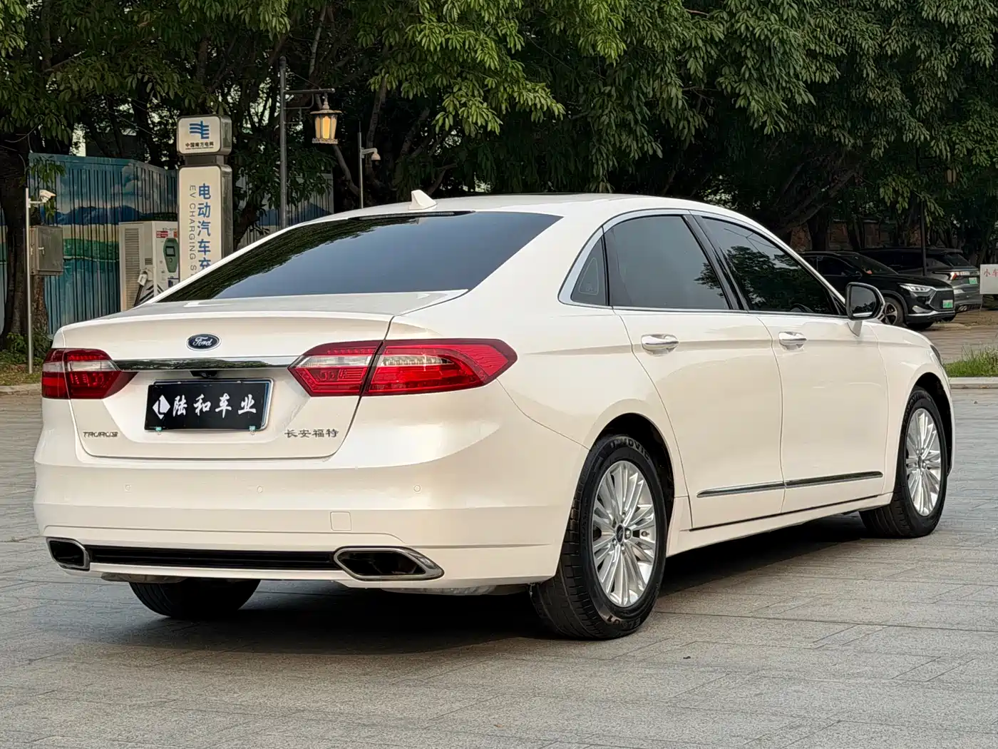 Фото 19 - Ford Taurus