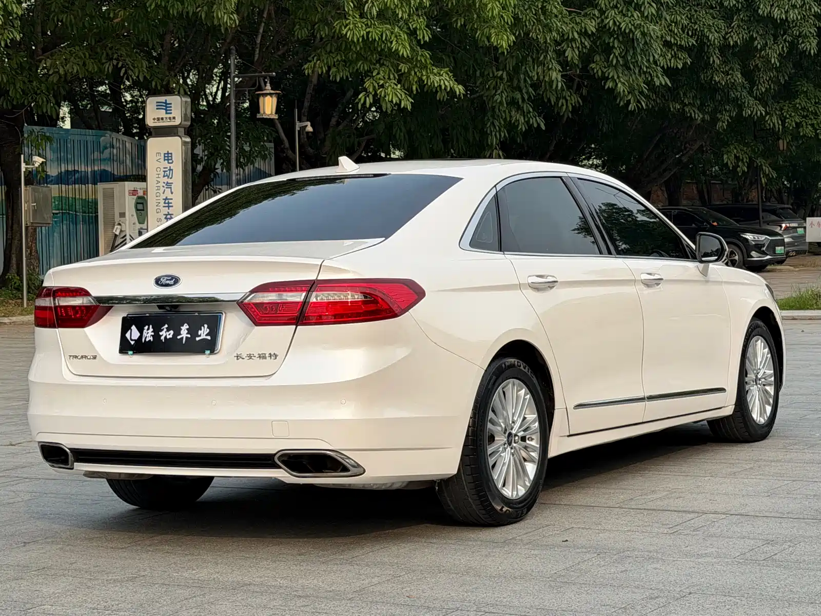 Фото 19 - Ford Taurus