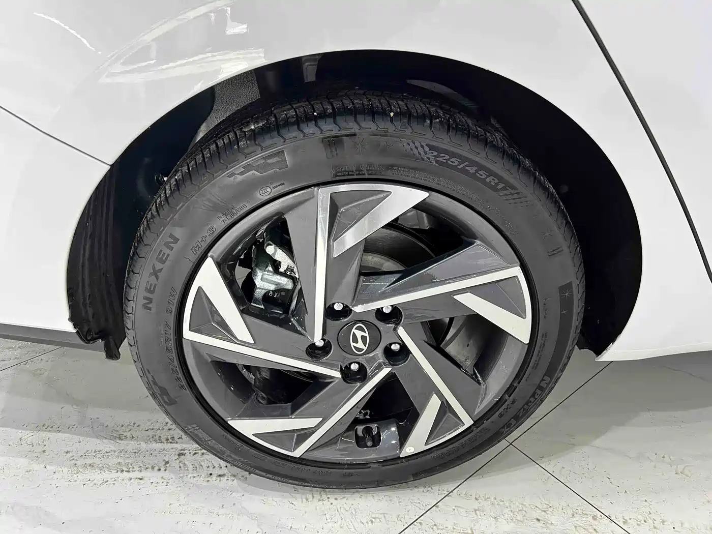Hyundai Elantra 2023 Model 1.5L CVT LUX Premium Edition фото 19
