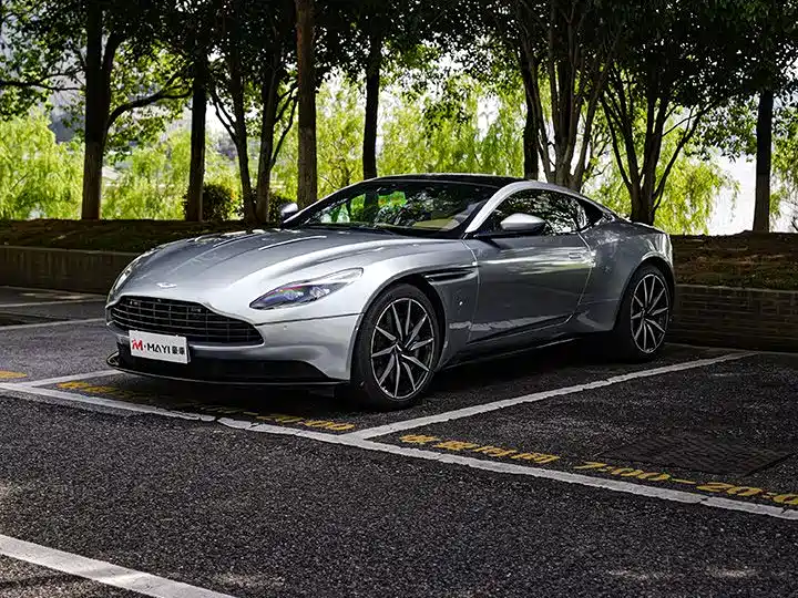 Aston Martin DB11 2016 5.2T Launch Edition фото 6