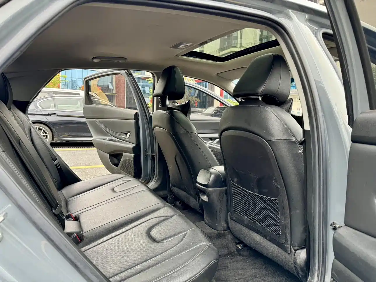 Hyundai Elantra 2021 1.5L CVT LUX Premium Edition фото 7