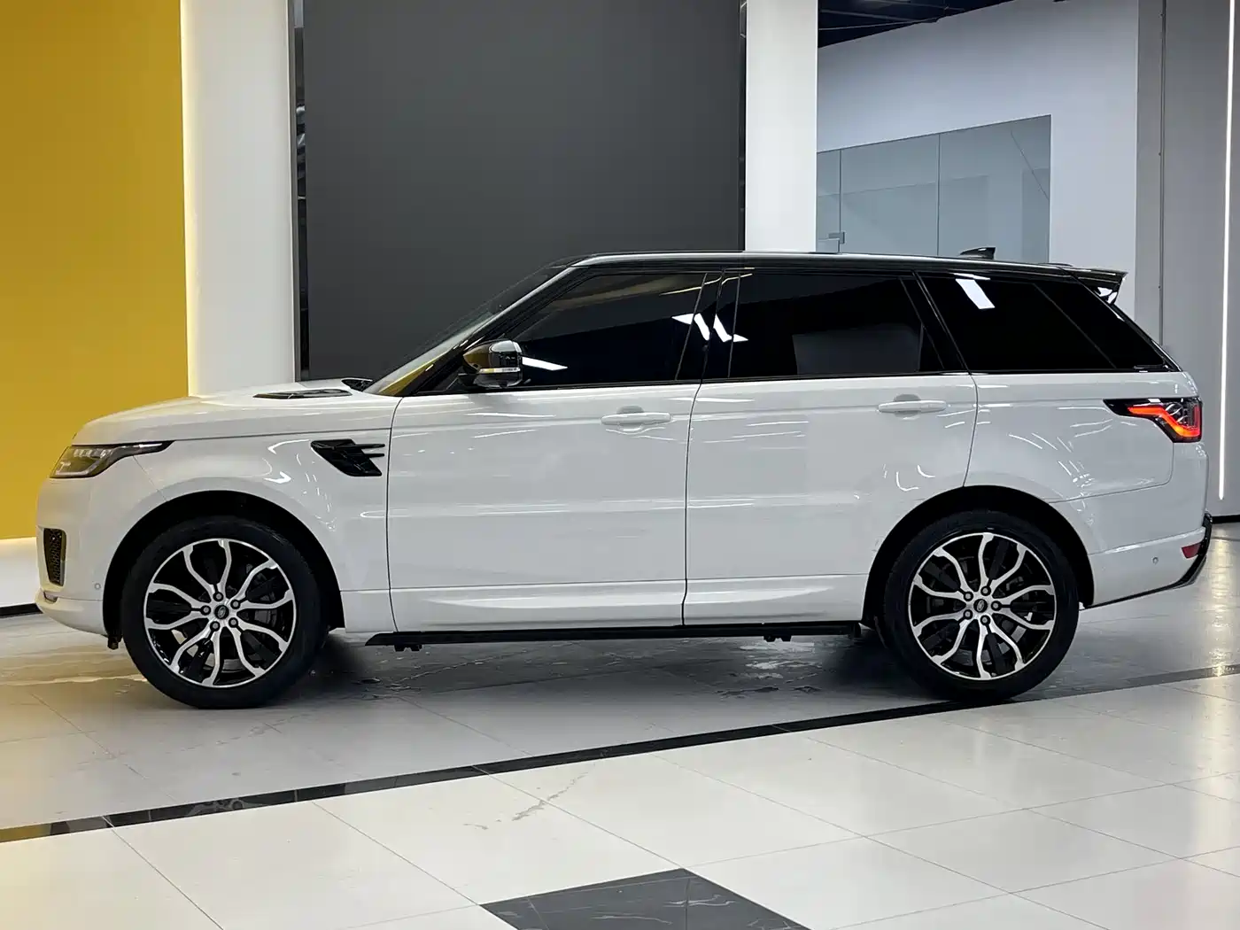 Land Rover Range Rover Sport 2022 3.0 L6 Gloss Black Edition фото 4