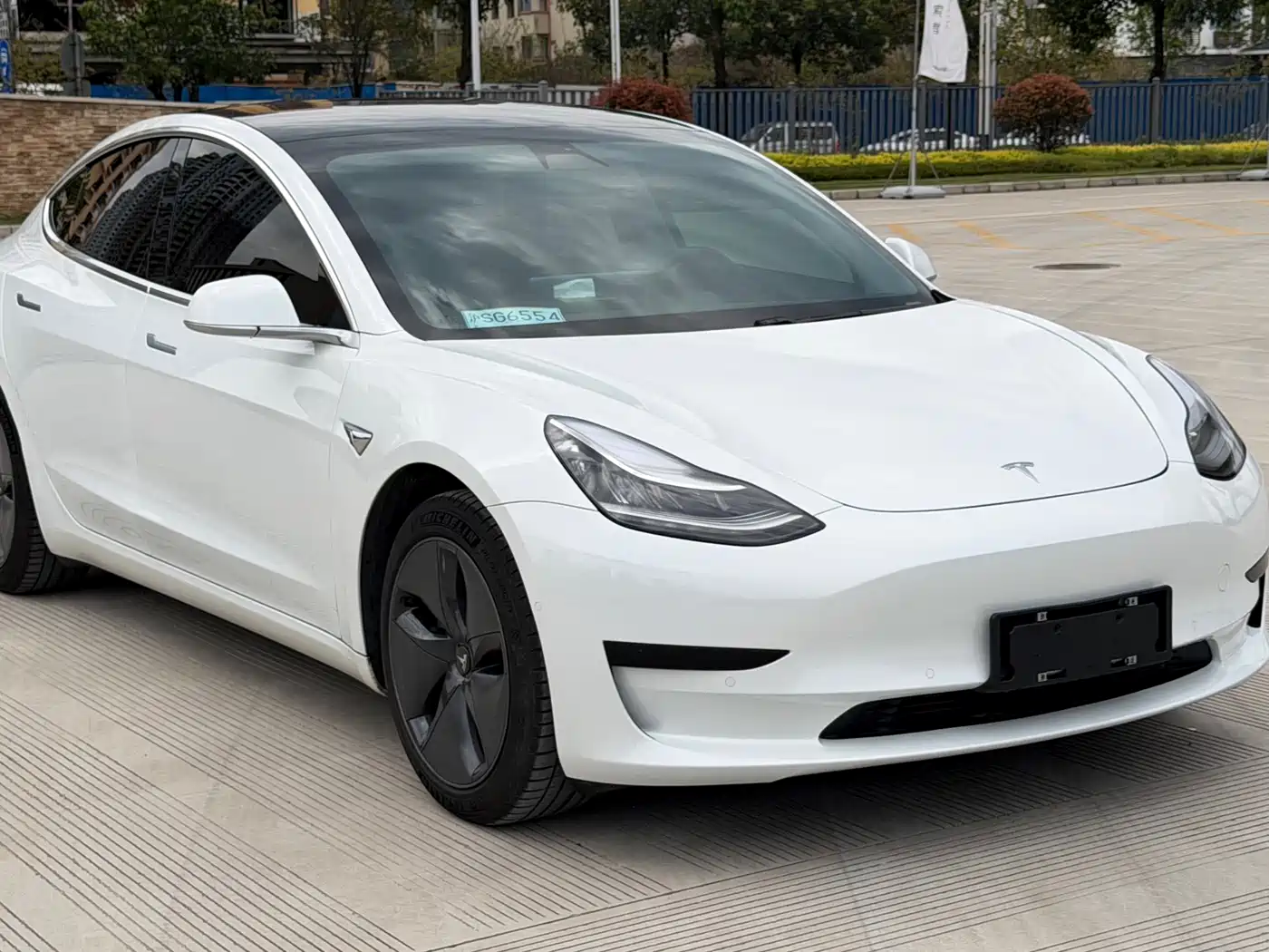 TESLA MODEL 3