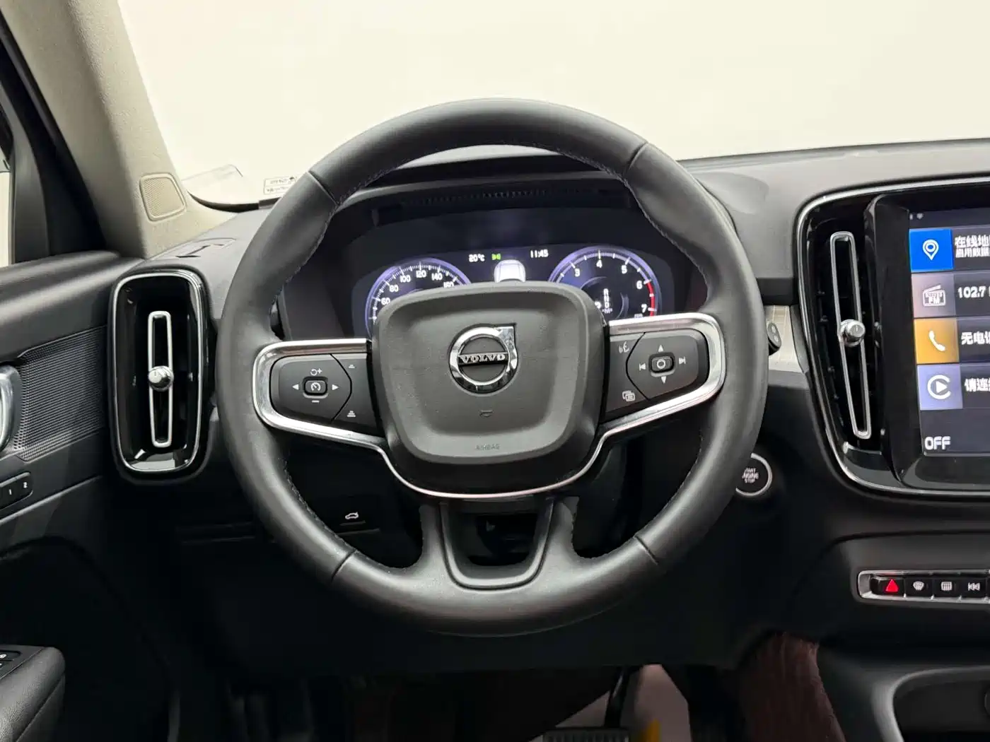 Фото 26 - Volvo XC40