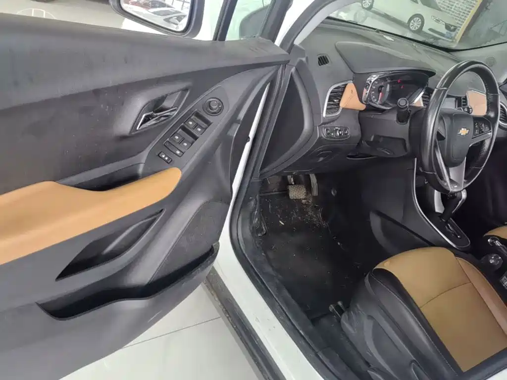Photo 16 - Chevrolet Trax