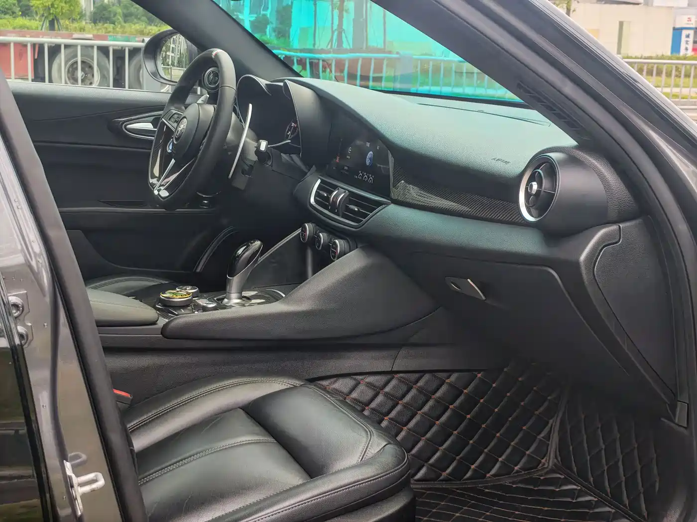 Alfa Romeo Giulia 2019 2017 2.0T 200HP Luxury Edition