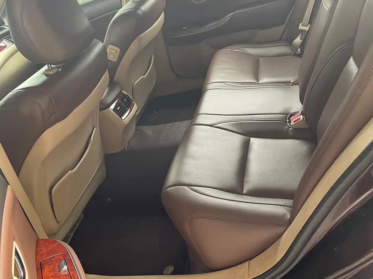 Photo 8 - Toyota Crown