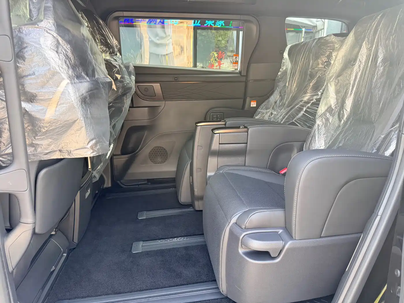 Toyota Alphard 2025 Hybrid 2.5L Ultimate Gold Edition фото 13