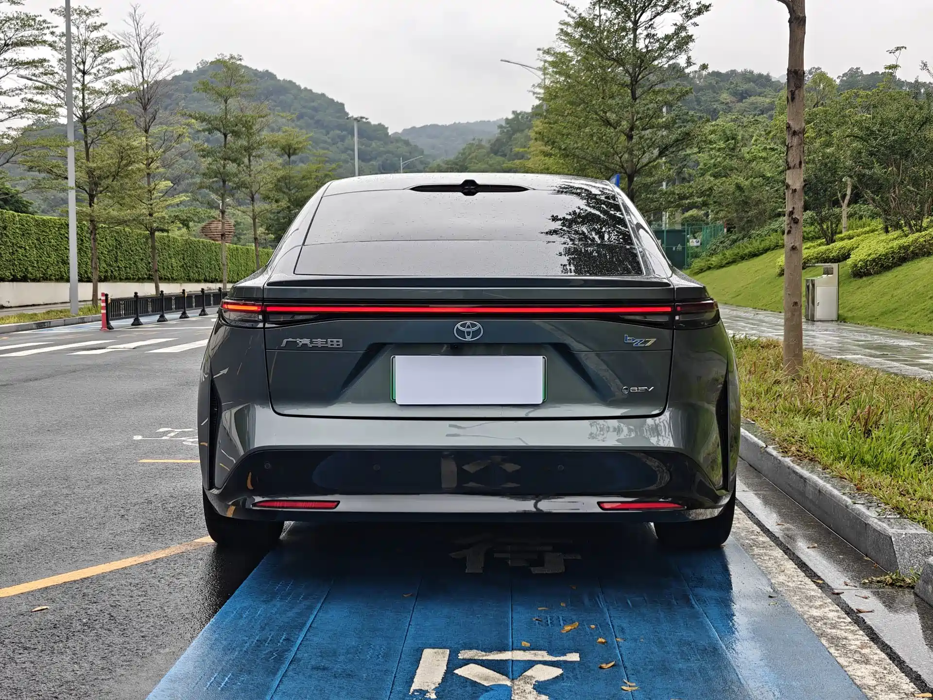 Фото 24 - Toyota bZ7