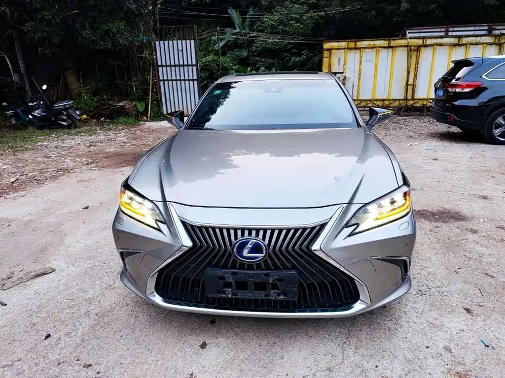 Photo 2 - Lexus ES