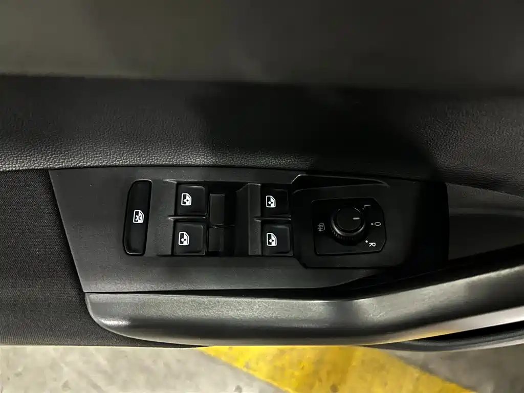 Volkswagen Polo 2021 Plus 1.5L Automatic Panorama Enjoyment Edition фото 9
