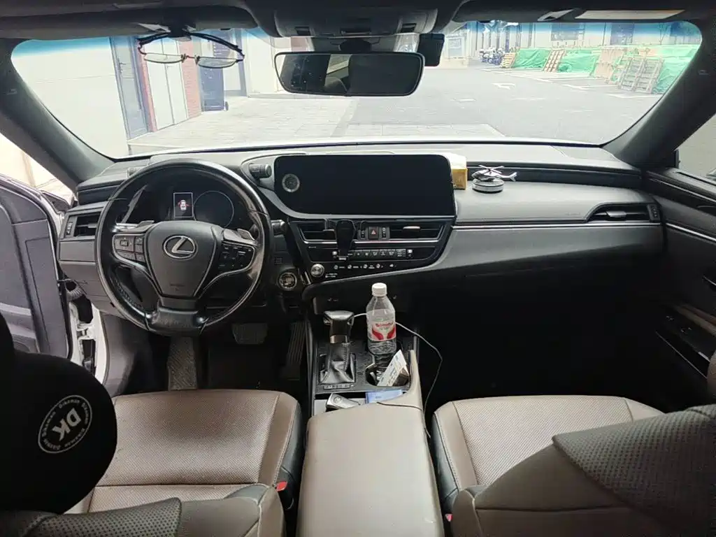 Photo 12 - Lexus ES