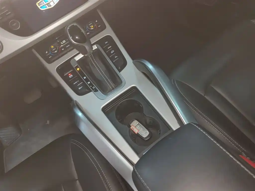 Фото 14 - Geely Atlas