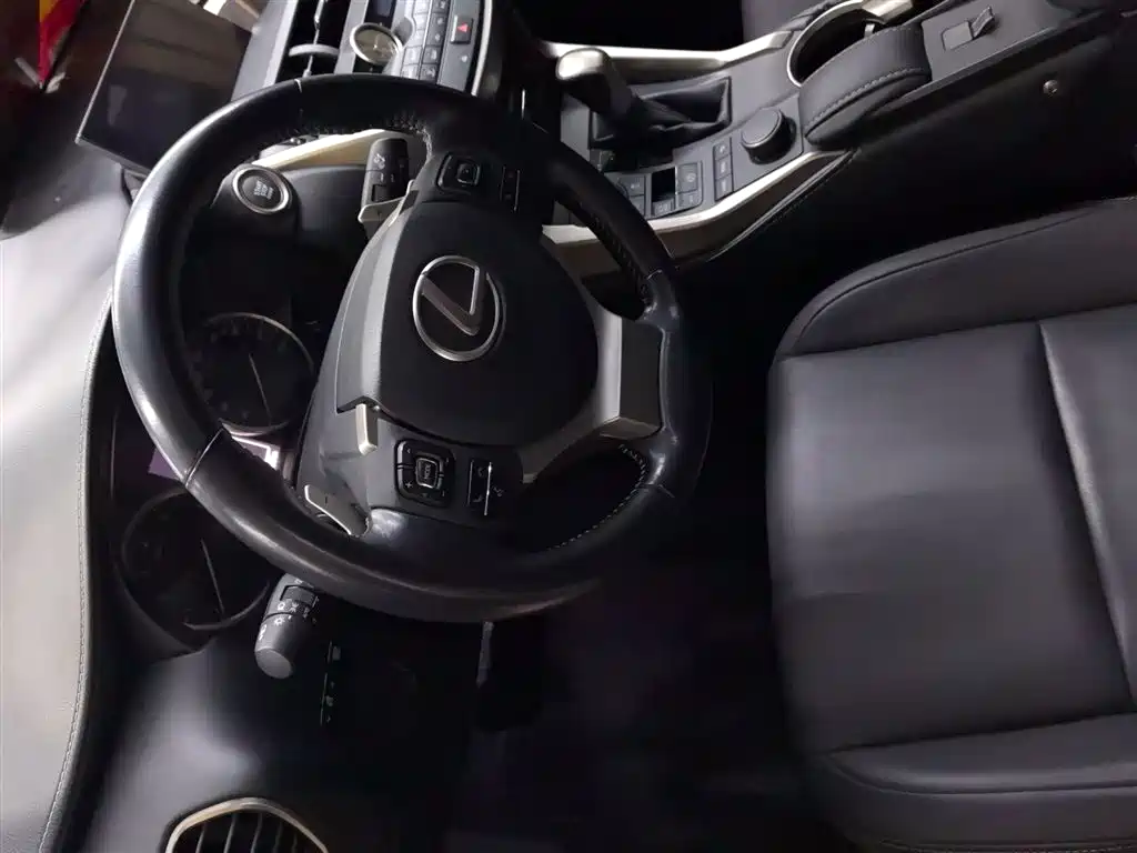 Lexus NX 2015 200t AWD F Sport фото 3