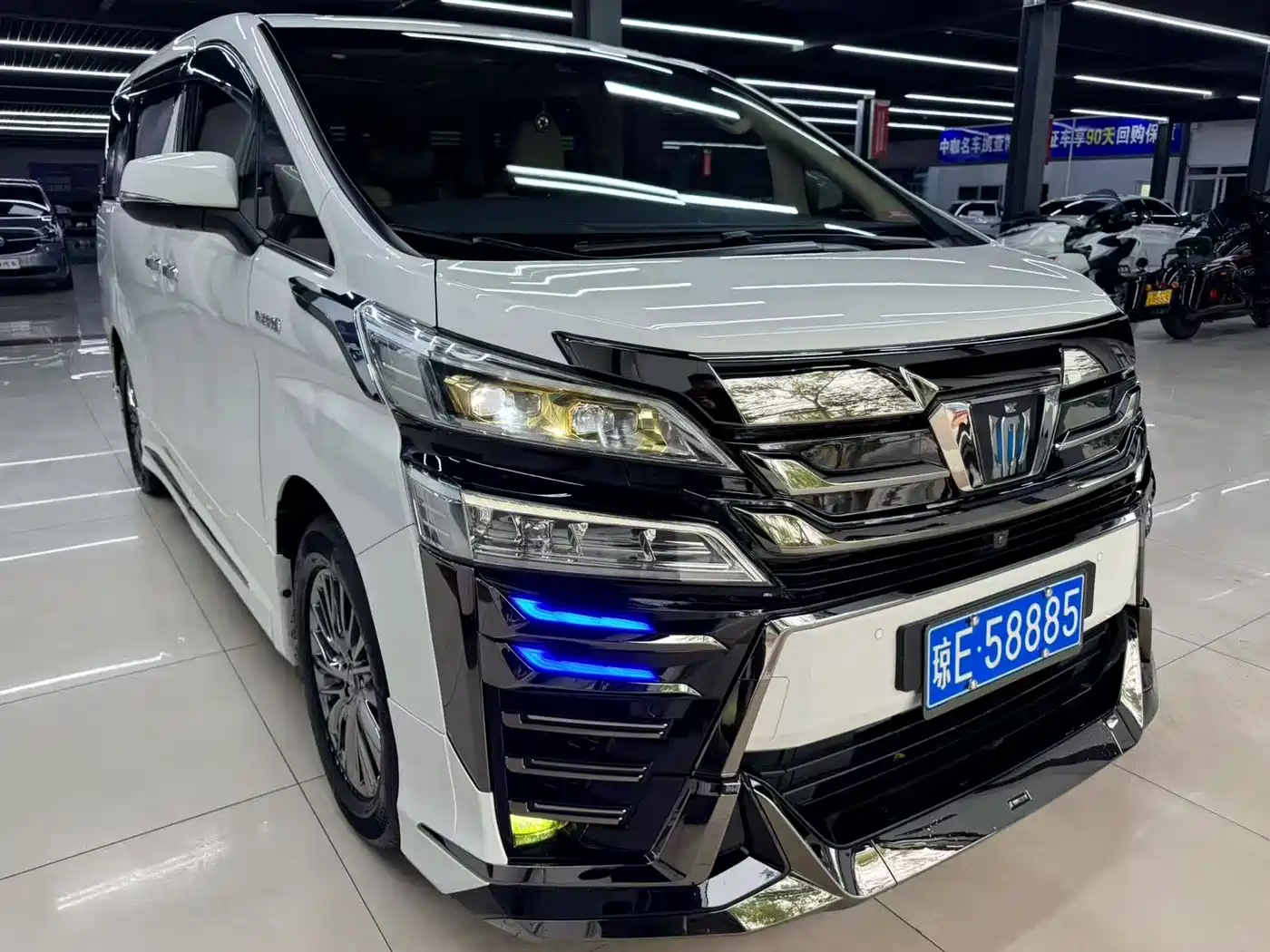 Toyota Vellfire 2021 Crown Hybrid 2.5L HV Premium Edition фото 3