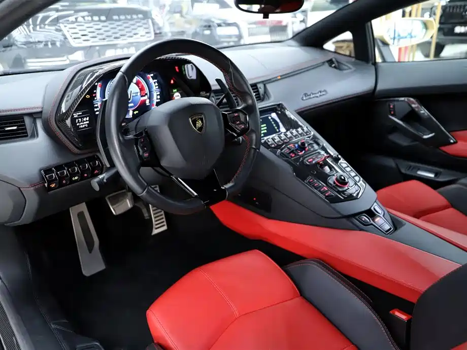 LAMBORGHINI AVENTADOR