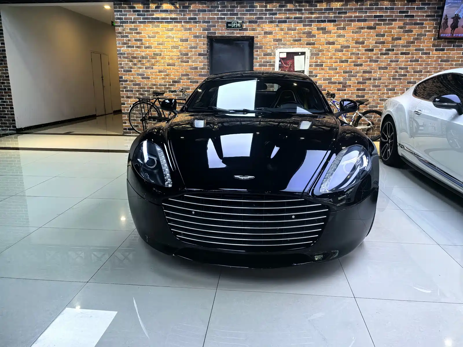 Photo 3 - Aston Martin Rapide