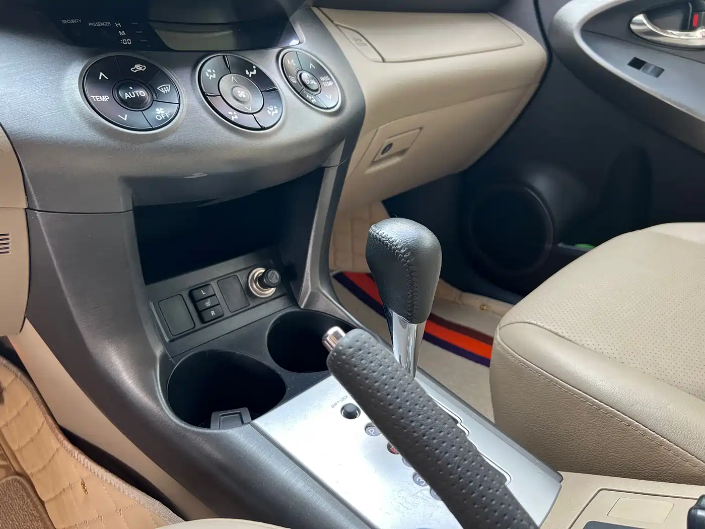 Toyota RAV4 Rongfang 2012 Styling Edition 2.4L Automatic 4WD Luxury фото 18