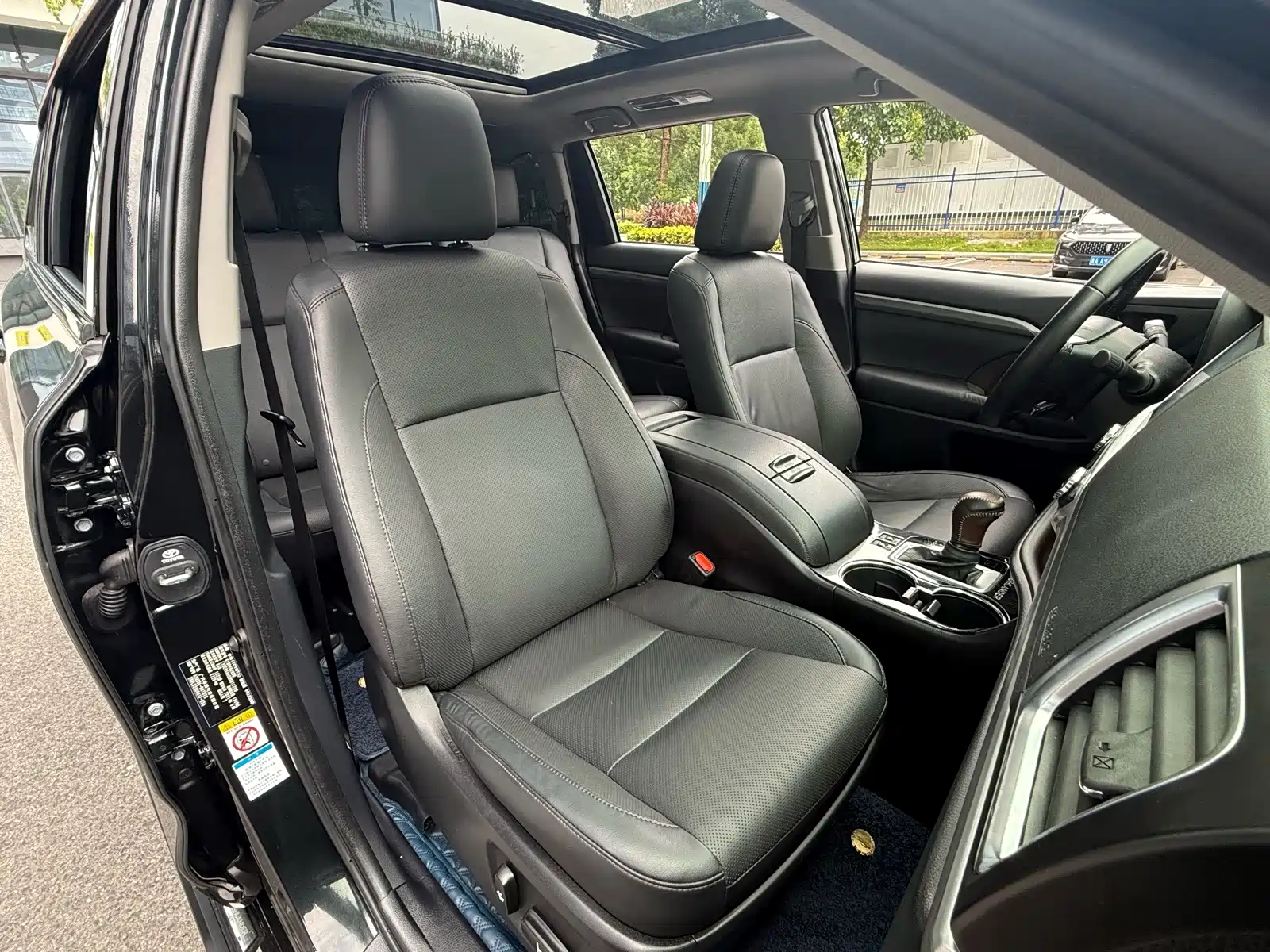 Photo 15 - Toyota Highlander