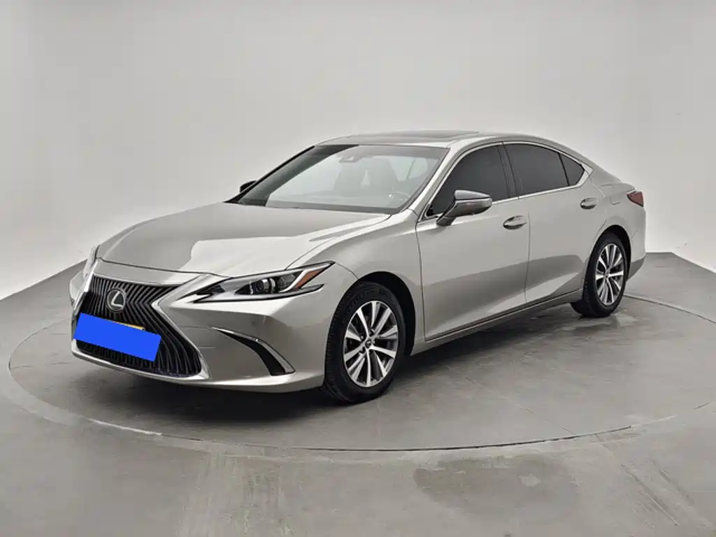 Фото 1 - Lexus ES